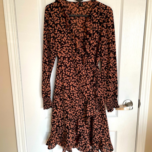 💕2 for $19 💕 | VERO MODA Printed Wrap Dress | XS - Picture 2 of 7
